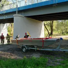 Zobacz zdjęcie: Strażacy szukają mężczyzny, który wpadł do Bobru