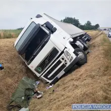 Zobacz zdjęcie: Tir w rowie przy A4