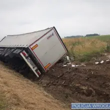 Zobacz zdjęcie: Tir w rowie przy A4