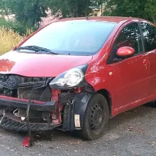 Zobacz zdjęcie: Uszkodzona Toyota przy ulicy Rzemieślniczej w Bolesławcu