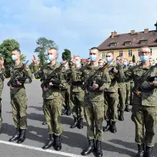 Zobacz zdjęcie: 23 Śląski Pułk Artylerii w Bolesławcu: elewi przysięgali
