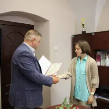 Zobacz zdjęcie: 8 lipca, równo w setną rocznicę urodzin, z rąk zastępcy wójta Gminy Bolesławiec Romana Jaworskiego wnuczka Pani Józefy, Anna Puk otrzymała list gratulacyjny oraz upominek dla Jubilatki