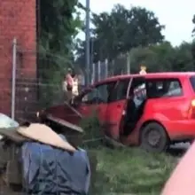 Zobacz zdjęcie: Auto po uderzeniu w dom