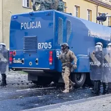 Zobacz zdjęcie: Zamieszki w Lubinie przed komendą policji