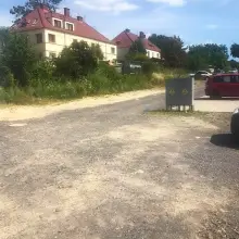 Zobacz zdjęcie: Brak latarni i chodników oraz prowizoryczna droga na osiedlu przy Kleeberga