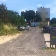 Zobacz zdjęcie: Brak latarni i chodników oraz prowizoryczna droga na osiedlu przy Kleeberga