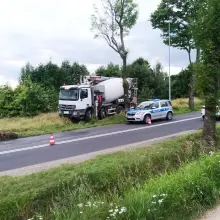 Zobacz zdjęcie: Ciężarówka zahaczyła o drzewo
