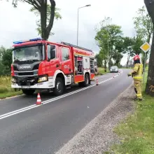 Zobacz zdjęcie: Ciężarówka zahaczyła o drzewo