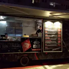 Zobacz zdjęcie: Food trucki przy pl. Piłsudskiego w Bolesławcu
