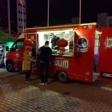 Zobacz zdjęcie: Food trucki przy pl. Piłsudskiego w Bolesławcu