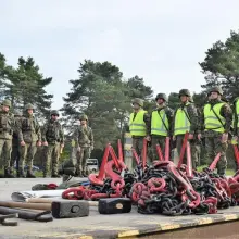 Zobacz zdjęcie: Artylerzyści trenowali załadunek sprzętu wojskowego na transport kolejowy