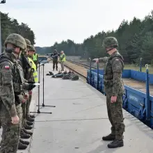 Zobacz zdjęcie: Artylerzyści trenowali załadunek sprzętu wojskowego na transport kolejowy