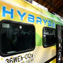 Zobacz zdjęcie: Nowoczesny pociąg hybrydowy wjechał na dolnośląskie tory