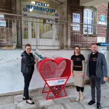 Zobacz zdjęcie: Serce na nakrętki przy bolesławieckim szpitalu