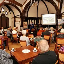 Zobacz zdjęcie: Dr Dariusz Wędzina na spotkaniach autorskich