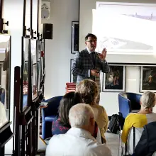 Zobacz zdjęcie: Dr Dariusz Wędzina na spotkaniach autorskich