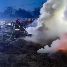 Zobacz zdjęcie: Pożar balotów siana w Gromadce