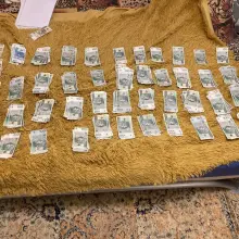 Переглянути фотографію: Підозрюваний і готівка