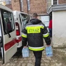 Zobacz zdjęcie: Strażacy z Polkowic dostarczyli wodę mineralną do szpitala w Bolesławcu