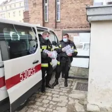Zobacz zdjęcie: Strażacy z Polkowic dostarczyli wodę mineralną do szpitala w Bolesławcu