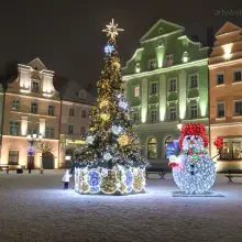 Zobacz zdjęcie: Zaśnieżony bolesławiecki rynek ze świątecznymi ozdobami