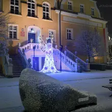 Zobacz zdjęcie: Zaśnieżony bolesławiecki rynek ze świątecznymi ozdobami