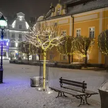 Zobacz zdjęcie: Zaśnieżony bolesławiecki rynek ze świątecznymi ozdobami