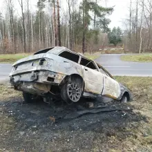 Zobacz zdjęcie: Spalone auto w rowie