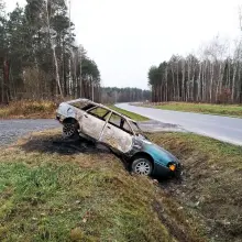 Zobacz zdjęcie: Spalone auto w rowie