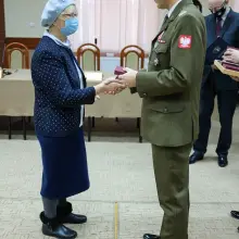 Zobacz zdjęcie: Rodzice wzorowych wojskowych z gminy Bolesławiec docenieni przez ministra obrony narodowej Mariusza Błaszczaka