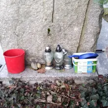 Zobacz zdjęcie: Nagrobek zadbany, a za nim schowane brudne szmaty i śmieci