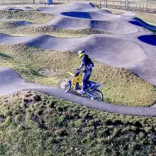 Zobacz zdjęcie: Motocykliści wtargnęli na bolesławiecki skatepark i zniszczyli nawierzchnię