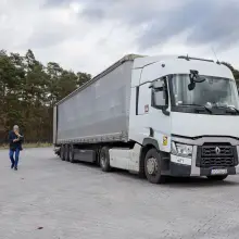 Zobacz zdjęcie: Porzucona ciężarówka na parkingu w Łące