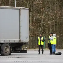 Zobacz zdjęcie: Porzucona ciężarówka na parkingu w Łące