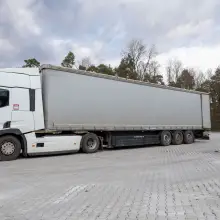 Zobacz zdjęcie: Porzucona ciężarówka na parkingu w Łące