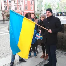 Zobacz zdjęcie: Bolesławianie Solidarni z Ukrainą – ludzie zebrali się na Rynku w centrum miasta