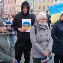 Zobacz zdjęcie: Bolesławianie Solidarni z Ukrainą – ludzie zebrali się na Rynku w centrum miasta