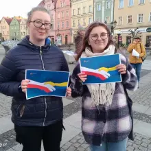 Zobacz zdjęcie: Bolesławianie Solidarni z Ukrainą – ludzie zebrali się na Rynku w centrum miasta