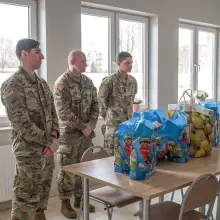 Zobacz zdjęcie: Ukraińskie dzieci obdarowane przez żołnierzy polskich i amerykańskich