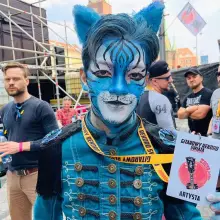 Zobacz zdjęcie: Gitarzysta i filmowiec Wojtek Stefańczyk doceniony we Wrocławiu! Blue Cat i „Wehikuł czasu”