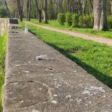 Zobacz zdjęcie: Rozbite butelki w parku przy Obrońców Helu w Bolesławcu