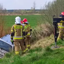 Zobacz zdjęcie: Auto w rowie