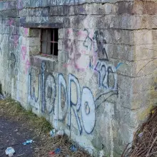 Zobacz zdjęcie: Wejście do schronu pod wiaduktem kolejowym w Bolesławcu