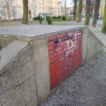 Zobacz zdjęcie: Wejście do schronu niedaleko sądu