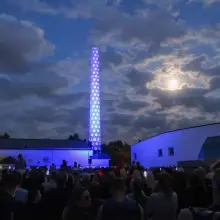 Zobacz zdjęcie: Pokaz laserowy na dziedzińcu ceramiki Kalich w Bolesławcu