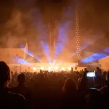 Zobacz zdjęcie: Pokaz laserowy na dziedzińcu ceramiki Kalich w Bolesławcu