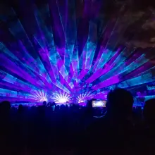 Zobacz zdjęcie: Pokaz laserowy na dziedzińcu ceramiki Kalich w Bolesławcu