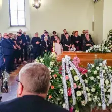 Zobacz zdjęcie: Trumna Władysława Bakalarza w kaplicy cmentarnej