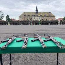 Переглянути фотографію: Урочисте вручення зброї добровольцям у 23-му артилерійському полку в Болеславці