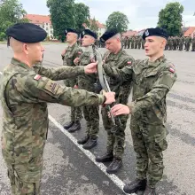 Переглянути фотографію: Урочисте вручення зброї добровольцям у 23-му артилерійському полку в Болеславці